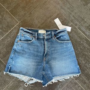 Abercrombie and fitch the 4 inch mom short high rise size 6